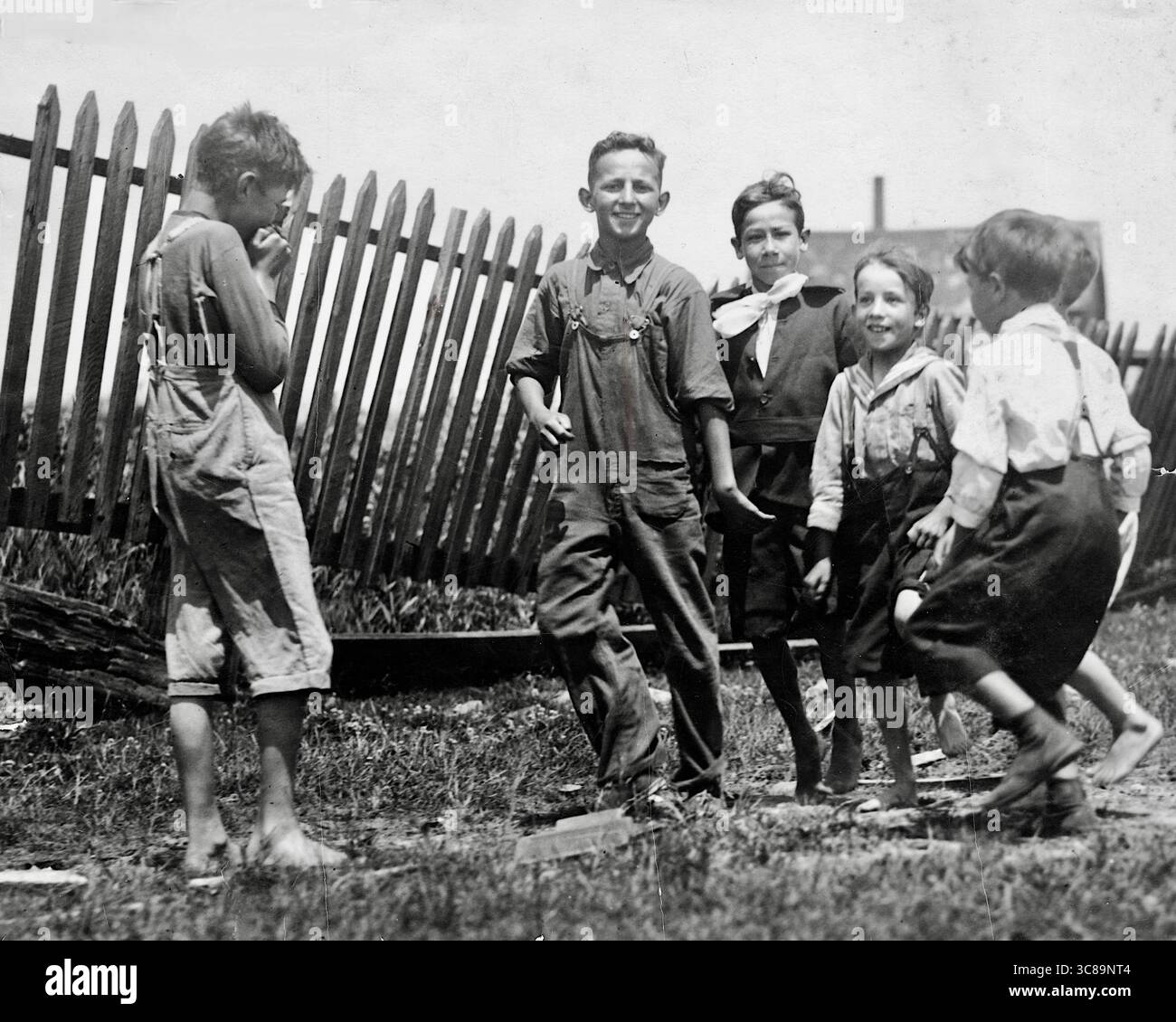 Ernest J Rawleigh - garçons dansant sur l'Harmonica en Ontario - 1915-1925 Banque D'Images