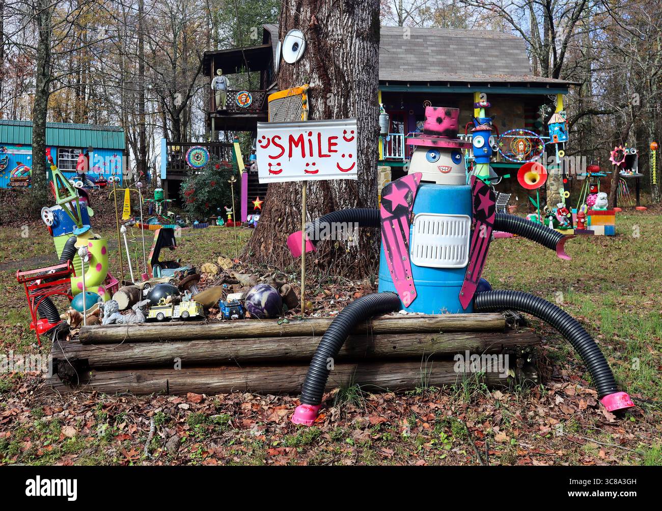 Merveille de l'art folklorique à Clarkesville, GA, SamG Land déborde de couleurs, d'humour et de créativité de la vision ludique de l'artiste Sam Granger. Banque D'Images