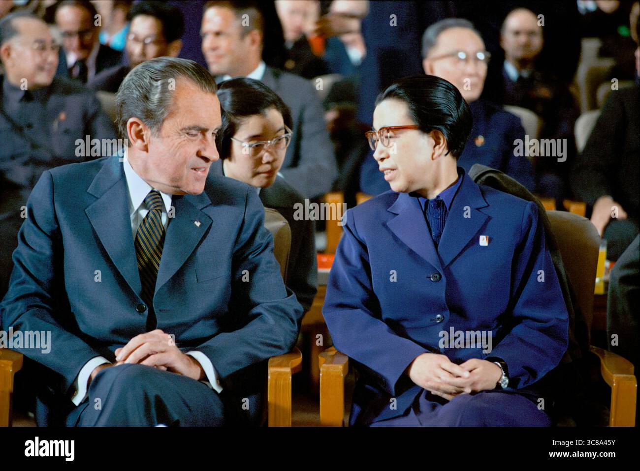 Le président américain Richard M. Nixon assis avec Jiang Qing, épouse du président Mao Zedong, lors de la représentation de l'Opéra révolutionnaire, 'détachement rouge des femmes' au Grand Hall du peuple, Pékin, Chine, Bureau photo de la Maison Blanche, 22 février 1972 Banque D'Images