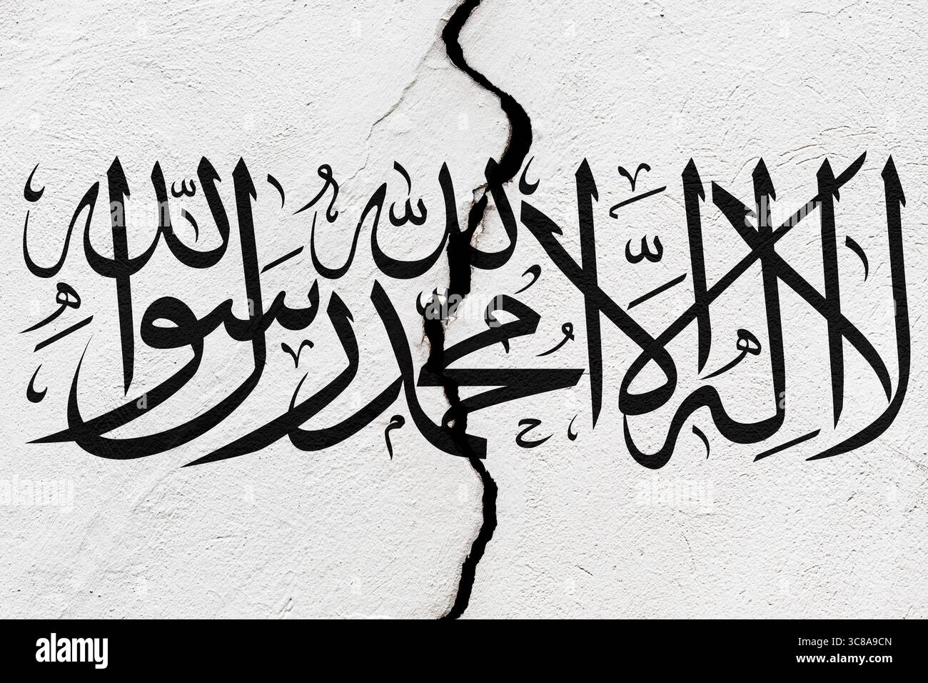 Le drapeau de l'Émirat islamique d'Afghanistan dans un mur fissuré grunge. Concept géopolitique et catastrophe naturelle Banque D'Images