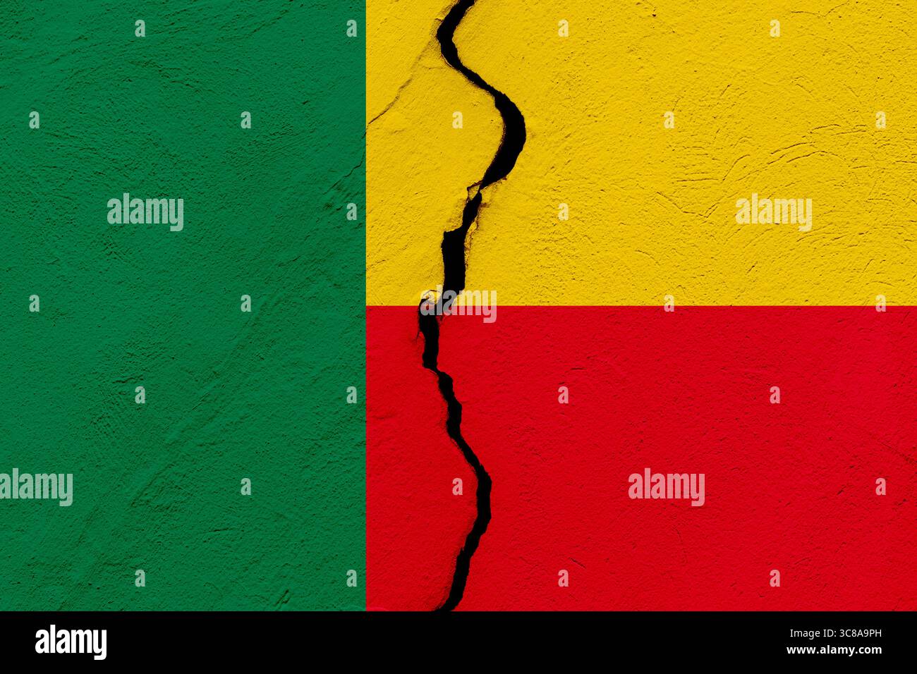 Le drapeau de la République du Bénin dans un mur grunge fissuré. Concept géopolitique et catastrophe naturelle Banque D'Images