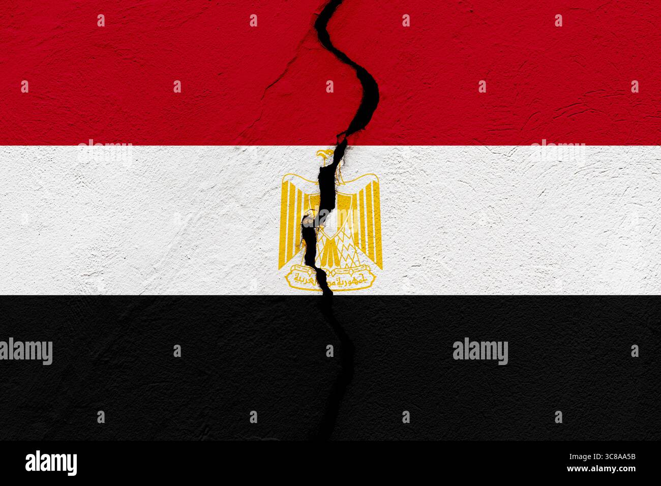 Le drapeau de la République arabe d'Egypte dans un mur grunge fissuré. Concept géopolitique et catastrophe naturelle Banque D'Images