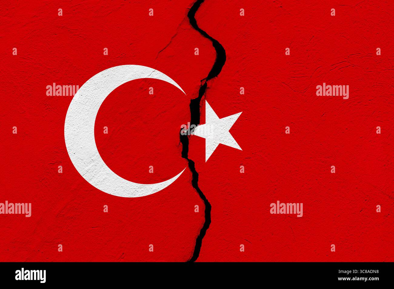 Le drapeau de la République de Turkiye ou de la Turquie dans un mur grunge fissuré. Concept géopolitique et catastrophe naturelle Banque D'Images