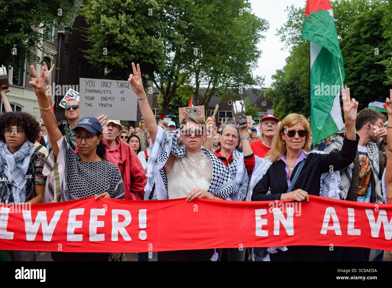 Utrecht, pays-Bas, 3 août 2025. Les gens frappent des pots et des casseroles vides et font le signe de la victoire pendant le rallye. Des centaines de personnes ont défilé à travers le centre d’Utrecht pour protester contre la famine de Gaza et pour soutenir les journalistes qui sont ciblés par Israël et tués dans l’exercice de leur métier. Crédit : Dimitris Aspiotis/Alamy Live News Banque D'Images