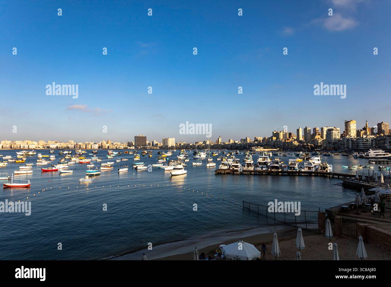Mer Méditerranée, port oriental, pointe nord de l'ancienne île de Pharos (maintenant péninsule), Alexandrie, Egypte, Afrique du Nord Banque D'Images