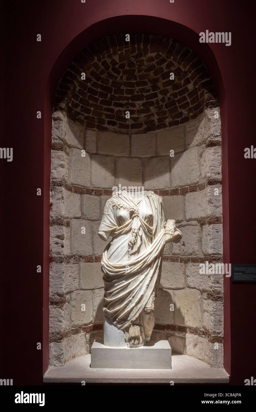 Musée gréco-romain, statue Isis, de la porte Rosetta, Alexandrie, Egypte, Afrique du Nord, Afrique Banque D'Images
