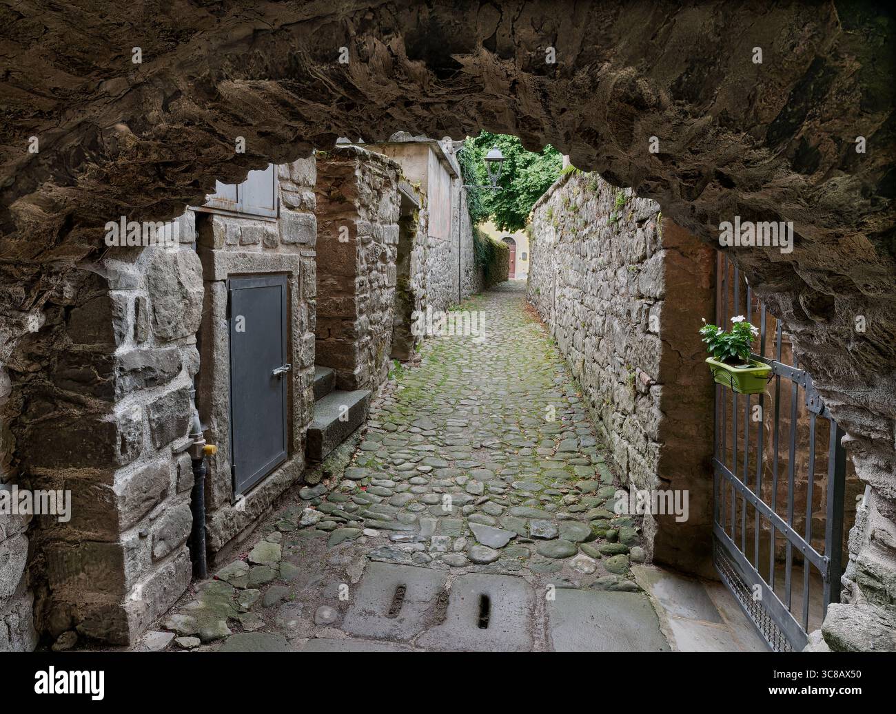 Fiumalbo (Modène, Italie), l’une des « petites voûtes » caractéristiques qui permettent le passage des piétons sous les maisons. Banque D'Images