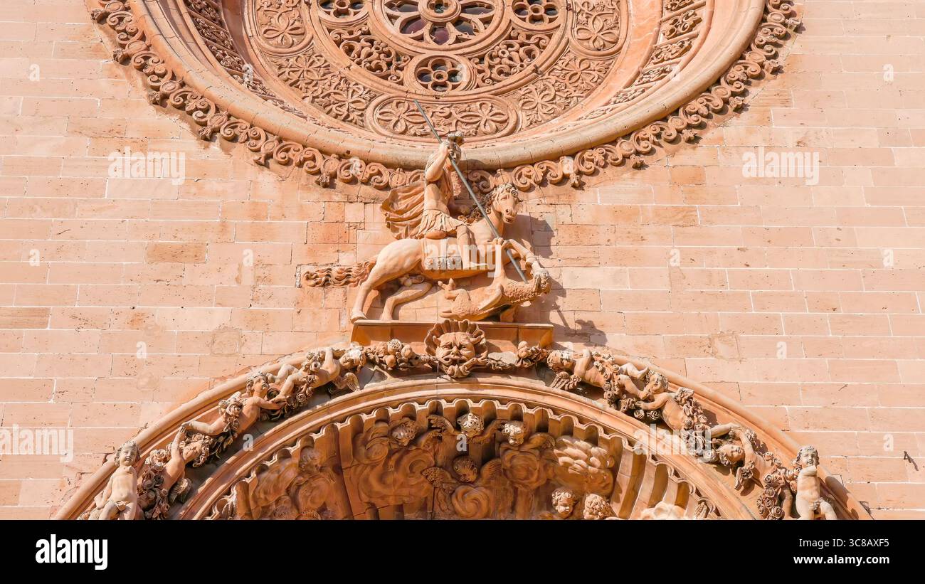 statue sur le devant de la basilique de sant francesc Banque D'Images