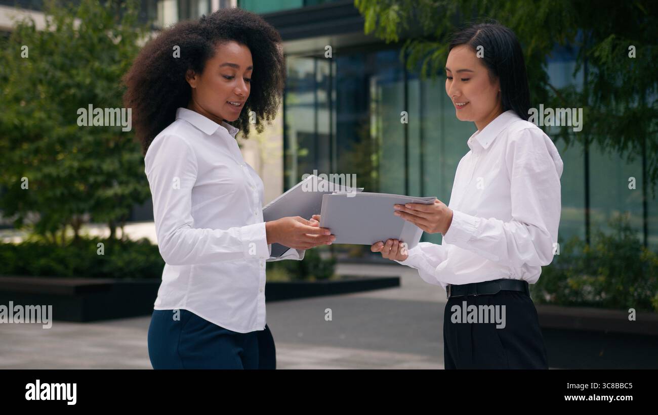 Afro-américaine asiatique coréenne femmes poignée de main rencontre saluer femmes d'affaires collègues collègues collègues partenaires affaire dossier documents contrat Banque D'Images