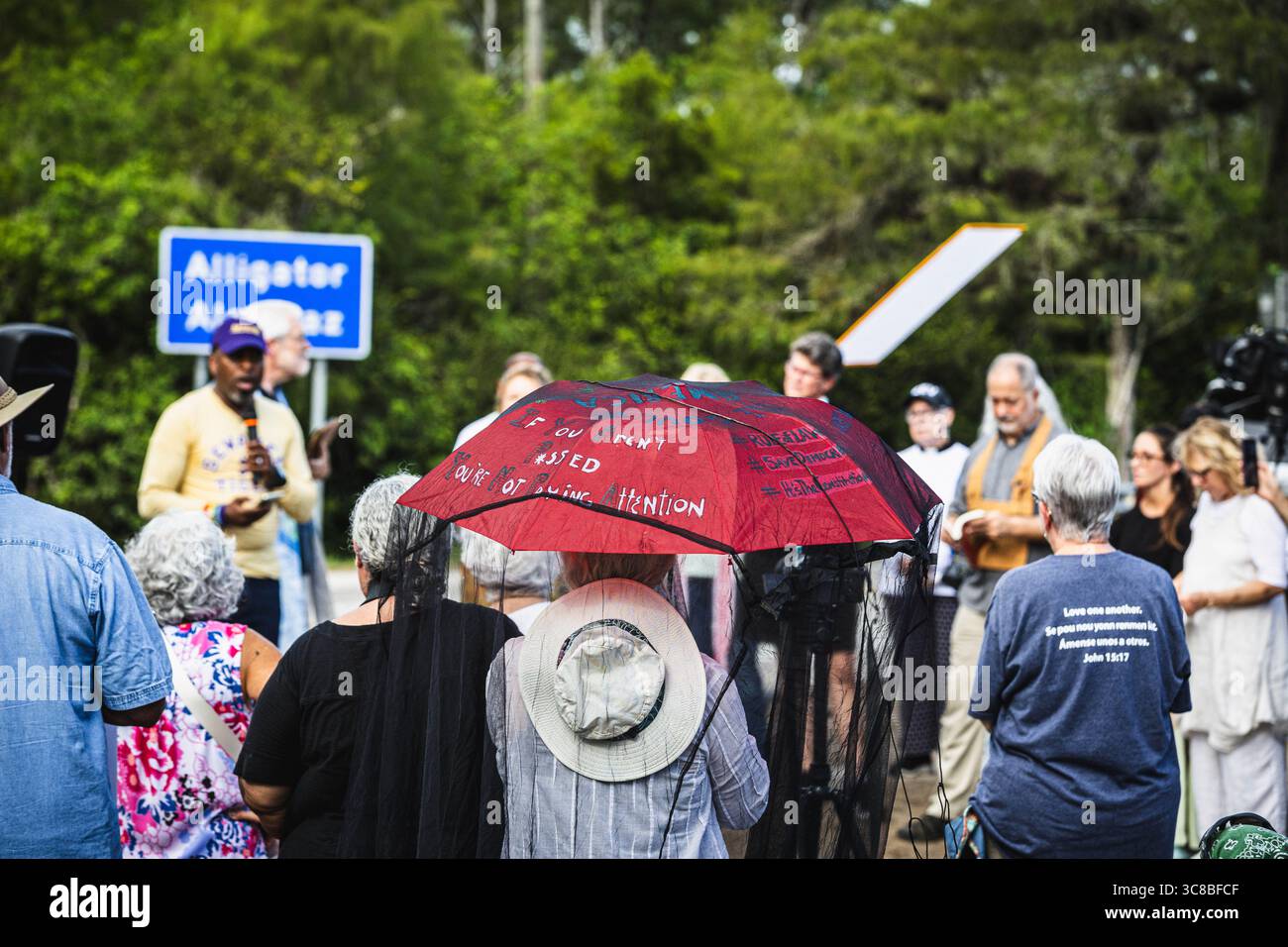 Ochopee, Floride, États-Unis. 3 août 2025. Des groupes religieux de tout l'État de Floride se sont réunis pour une veillée sur le site du centre de détention nommé ''˜Alligator Alcatraz' par l'État de Floride pour tenir un espace et prier pour les détenus qui ont été touchés par les grèves de la faim et une variété d'autres questions environnementales et de droits humains. (Crédit image : © Dave Decker/ZUMA Press Wire) USAGE ÉDITORIAL SEULEMENT ! Non destiné à UN USAGE commercial ! Banque D'Images