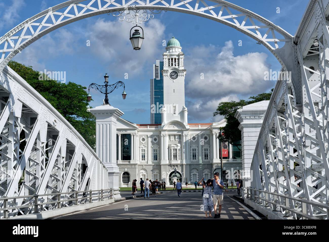 Vue depuis le pont Anderson / Fullerton Road vers le Victoria Theatre et le Memorial Hall avec son célèbre clocher ; dans le quartier civique de Singapour Banque D'Images
