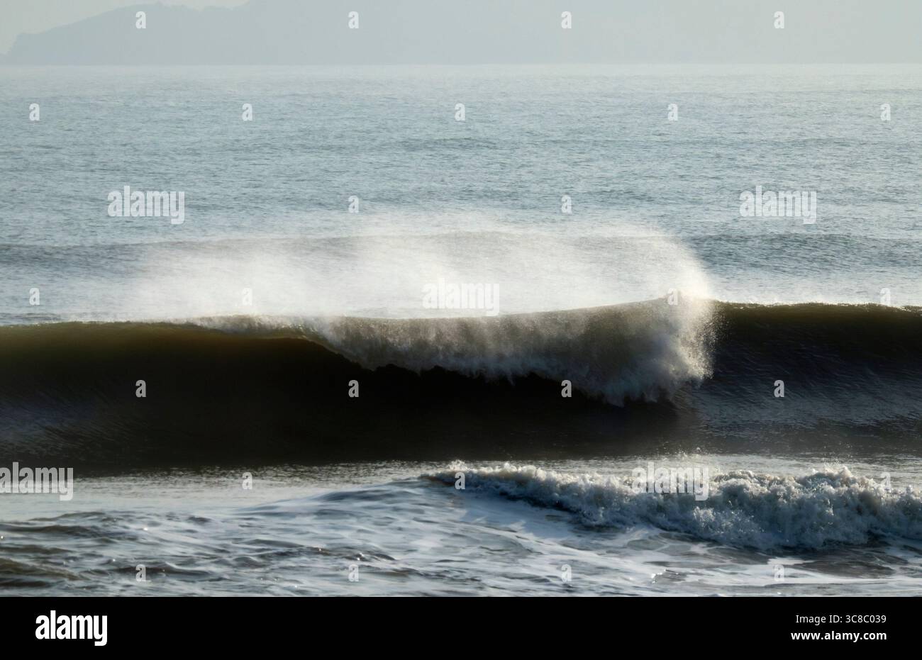 Briser la vague avec un jet brumeux Banque D'Images