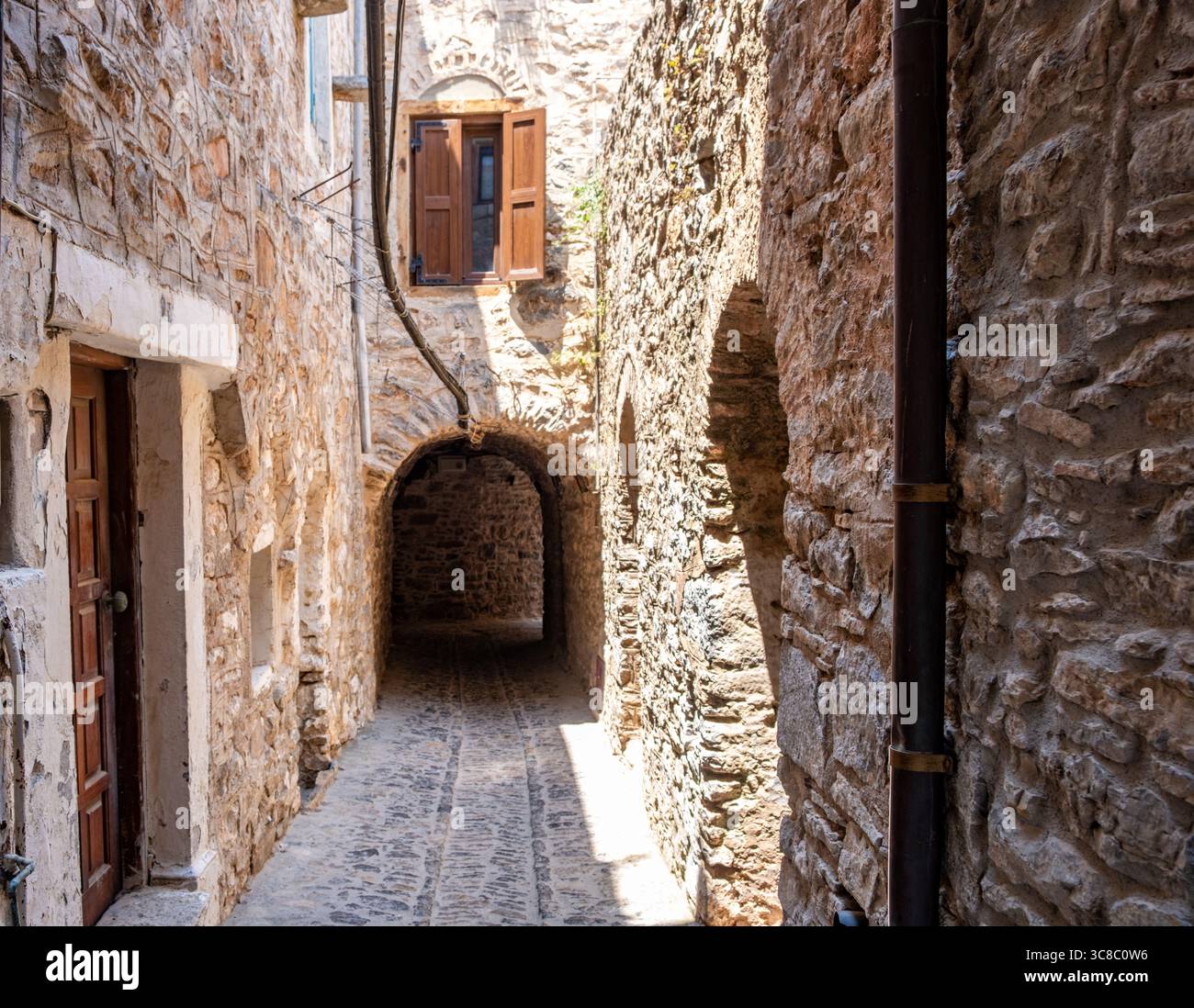 Village médiéval de Mesta, île de Chios, Grèce. Ruelle étroite, murs en pierre, pavé pavé et arche en pierre. Architecture traditionnelle Banque D'Images