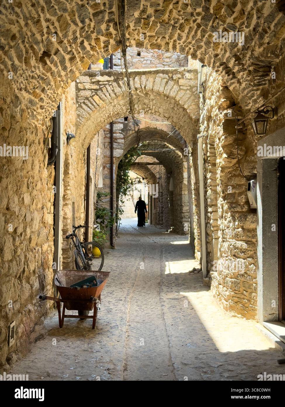 Île de Chios, Grèce. Village médiéval de Mesta, ruelle étroite, murs de pierre, pavé pavé et arc de pierre. Architecture traditionnelle Banque D'Images