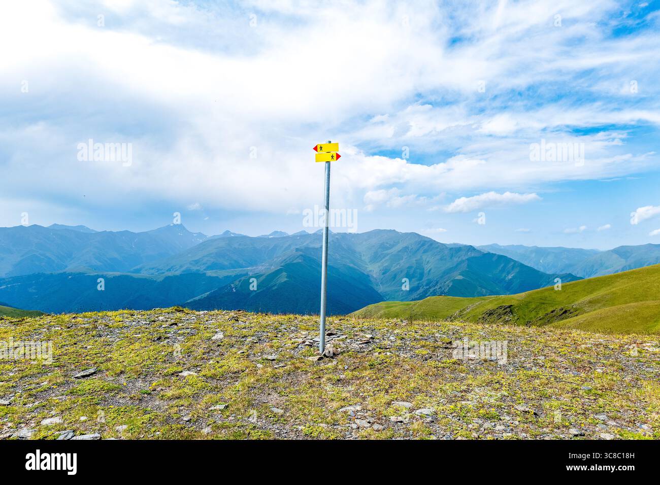 Panneau de randonnée dans les montagnes pour la prise de décision, les directions et la sécurité à Tusheti, Géorgie Banque D'Images