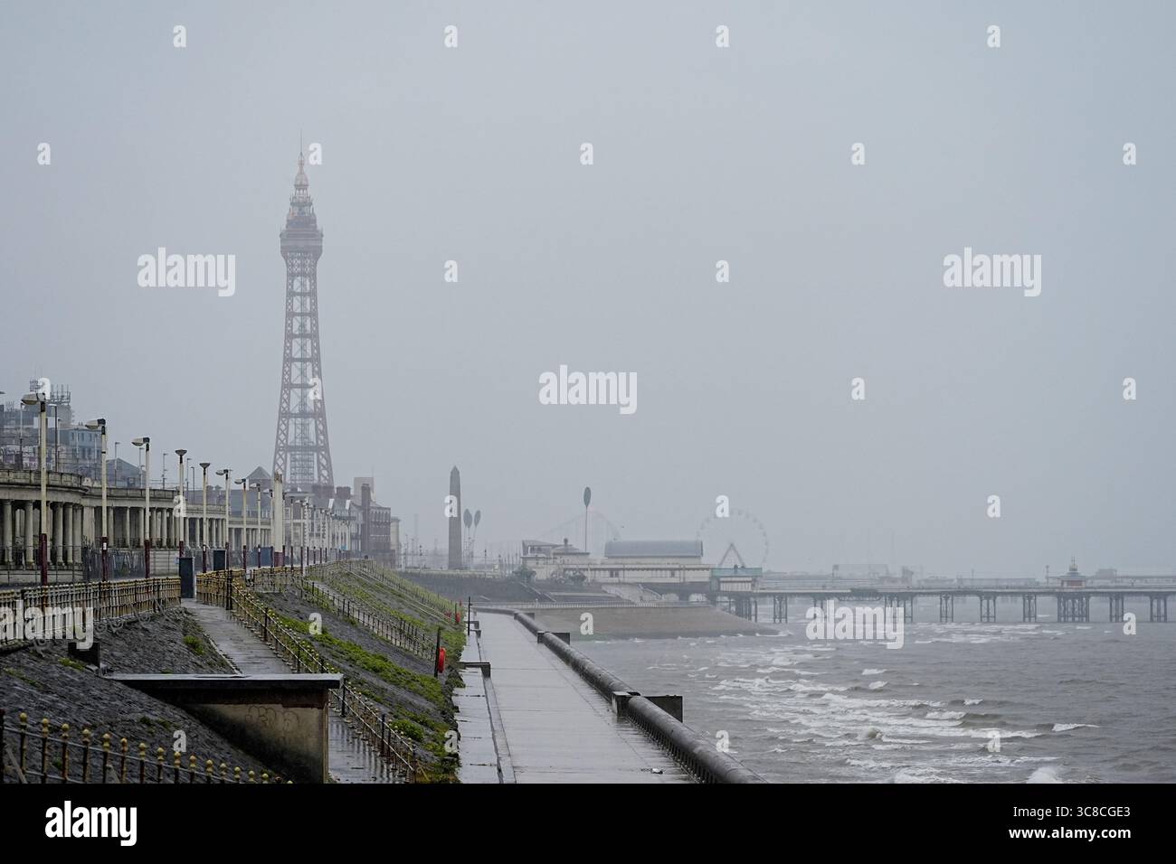 Ciel gris et eaux agitées sur la promenade de Blackpool, dans le Lancashire, devant la tempête Floris. Les avertissements météorologiques entrent en vigueur et la tempête Floris devrait perturber gravement les transports routiers, aériens et de traversiers, et fermer les ponts. La zone d'alerte couvre l'Écosse, certaines parties de l'Irlande du Nord, le nord du pays de Galles et le nord de l'Angleterre. Date de la photo : lundi 4 août 2025. Banque D'Images