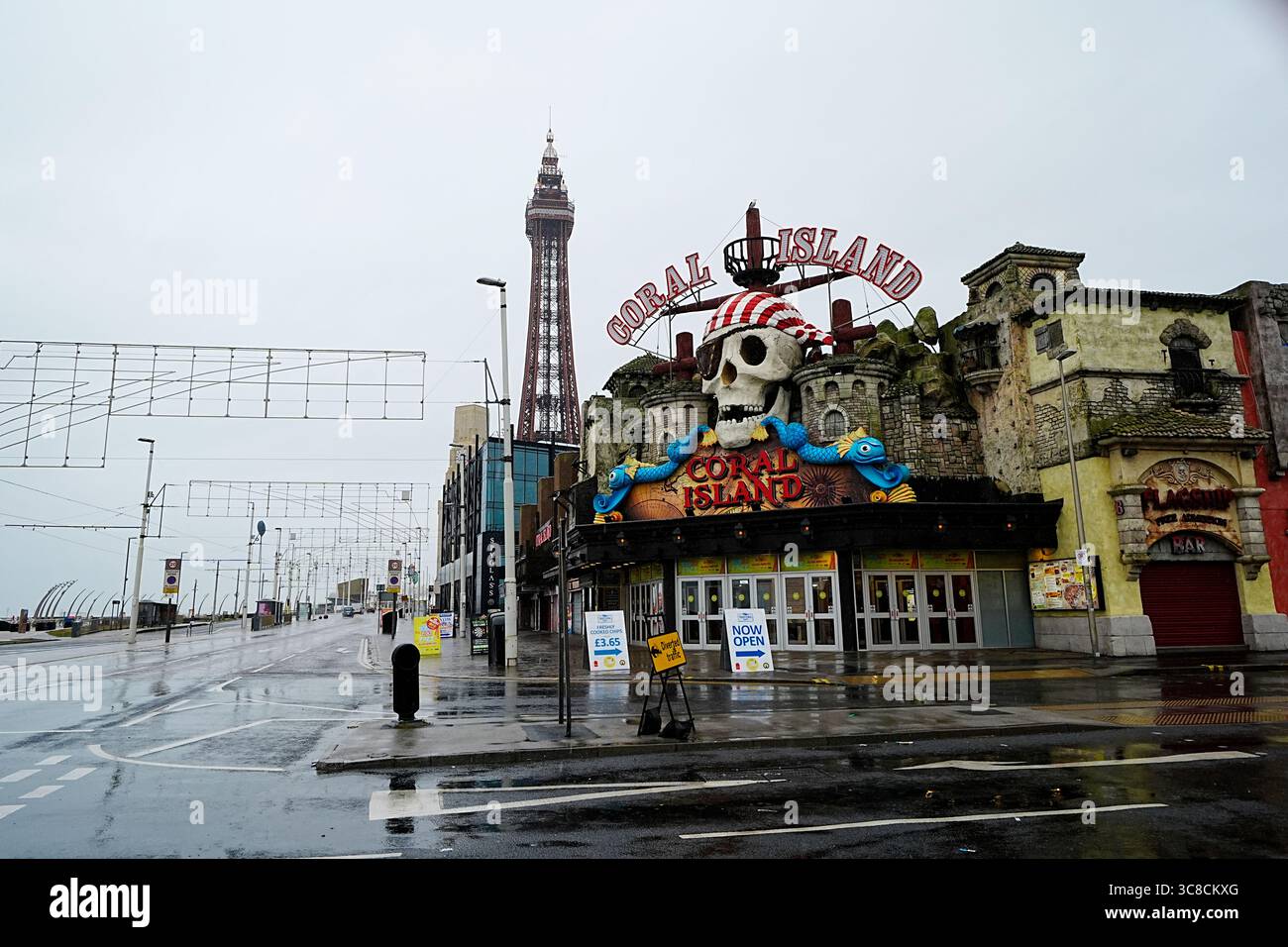 Des cieux gris entourent Blackpool Tower et Coral Island à Blackpool, dans le Lancashire, devant la tempête Floris. Les avertissements météorologiques entrent en vigueur et la tempête Floris devrait perturber gravement les transports routiers, aériens et de traversiers, et fermer les ponts. La zone d'alerte couvre l'Écosse, certaines parties de l'Irlande du Nord, le nord du pays de Galles et le nord de l'Angleterre. Date de la photo : lundi 4 août 2025. Banque D'Images