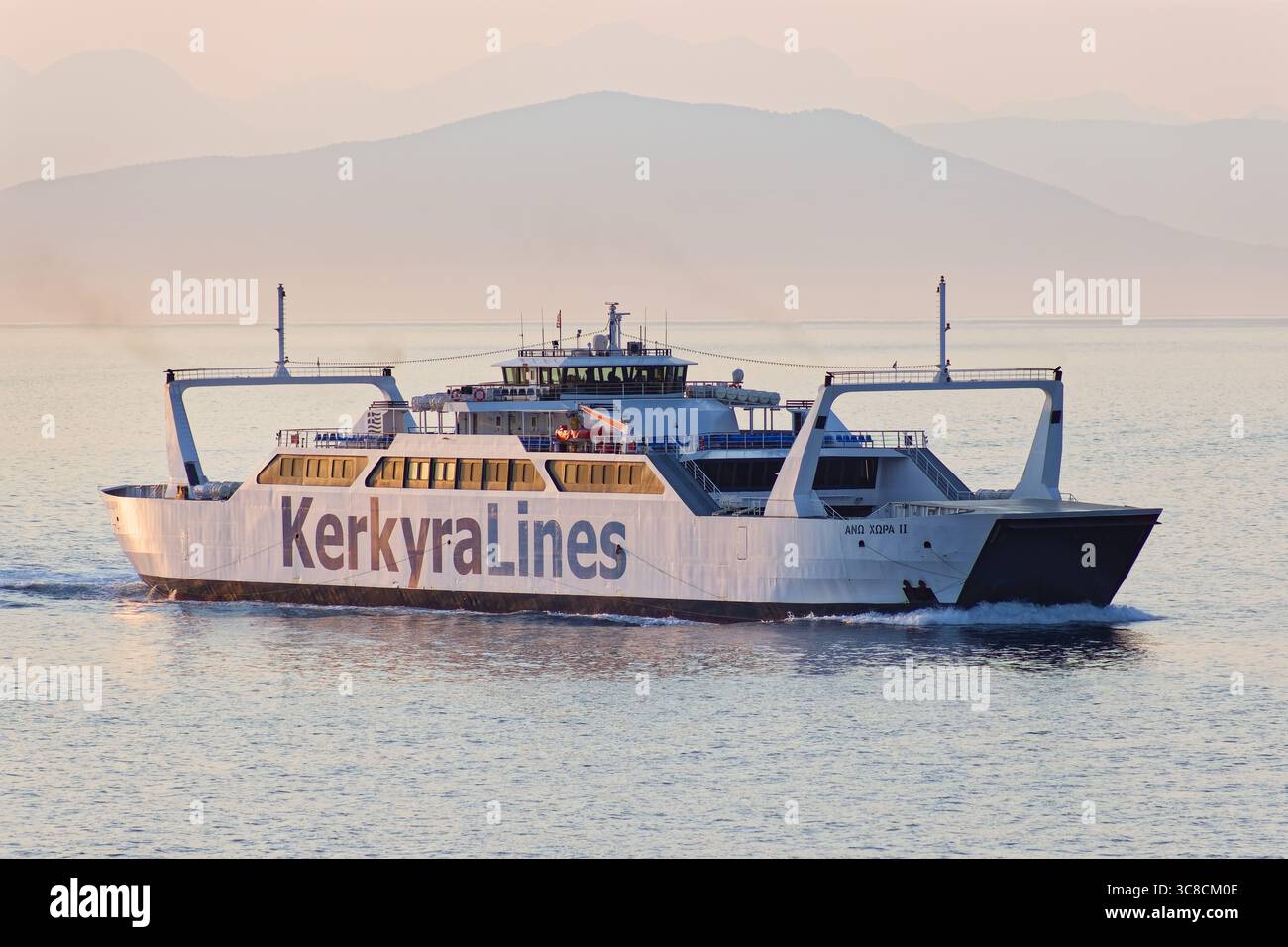 CORFOU, CORFOU, ÎLES IONIENNES, GRÈCE - 16 JUILLET 2025 : ferry Kerkyra Lines à Corfou, Grèce. Banque D'Images