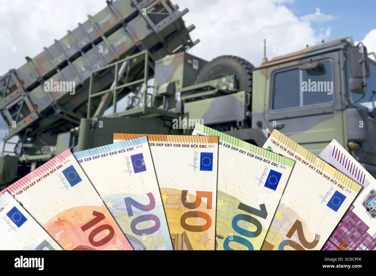 Billets en euros devant le système de défense aérienne MIM-104 Patriot Banque D'Images