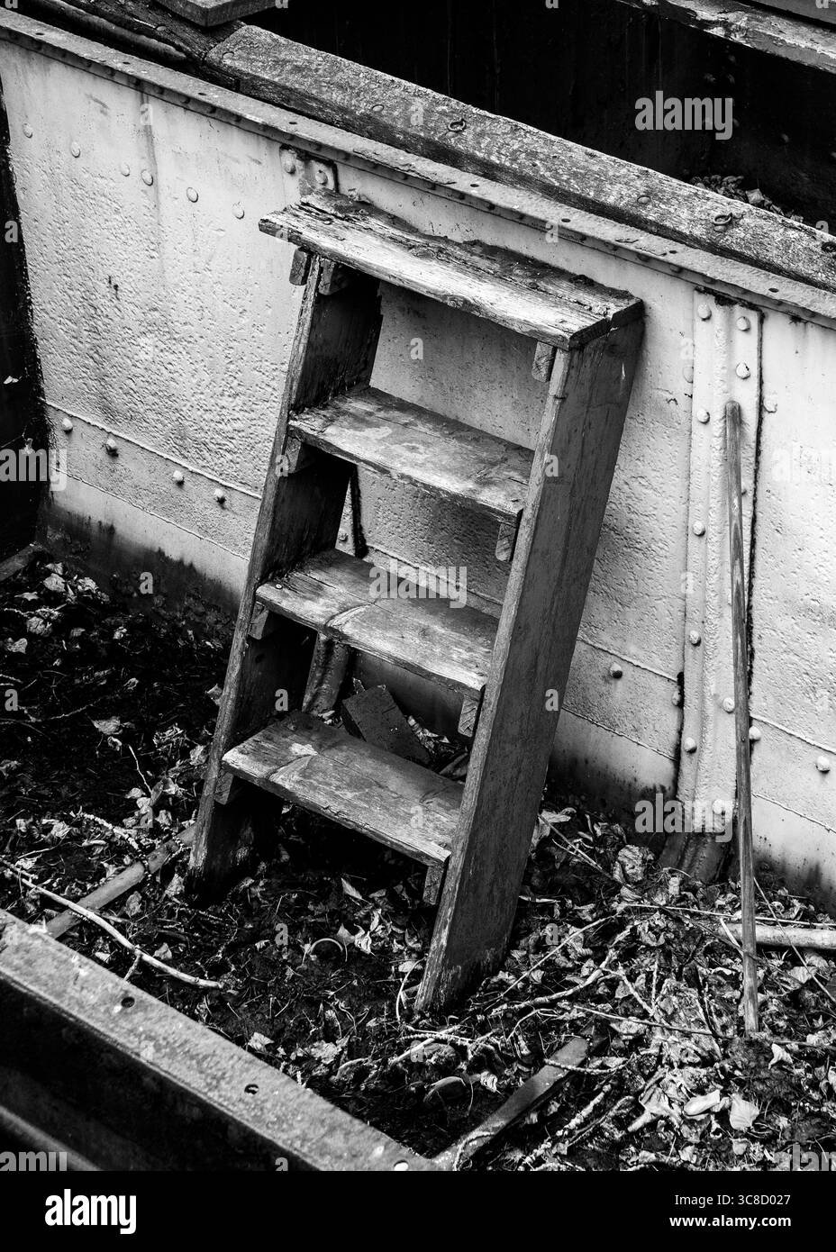 Vieilles marches en bois dans une coque de barge vide Banque D'Images