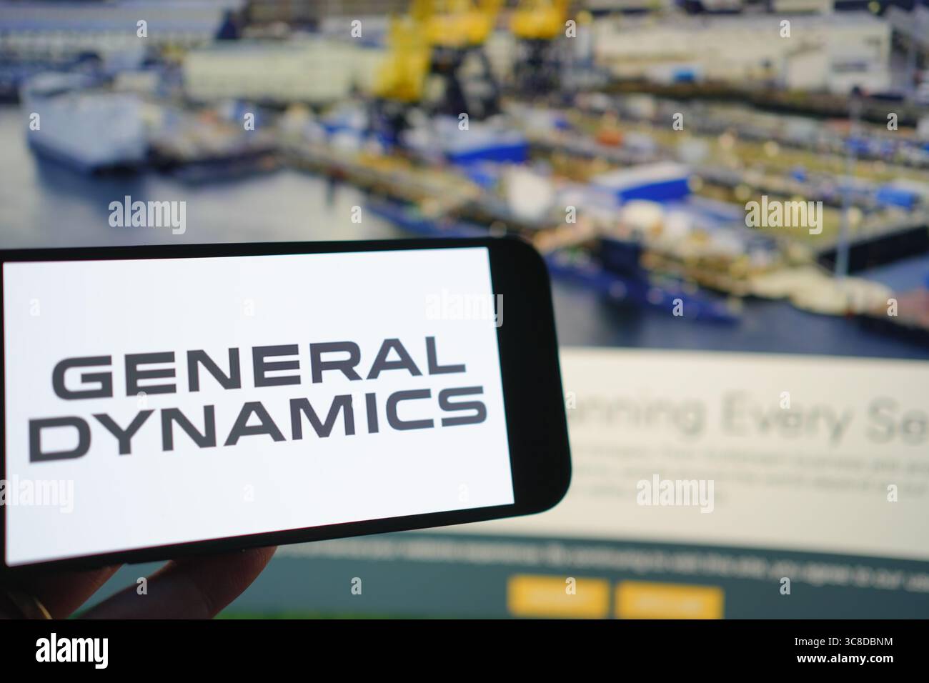 Roosendaal, pays-Bas - 03 août 2025 : un téléphone portable affichant le logo de la société General Dynamics, avec le site Web de la société dans le backgro Banque D'Images