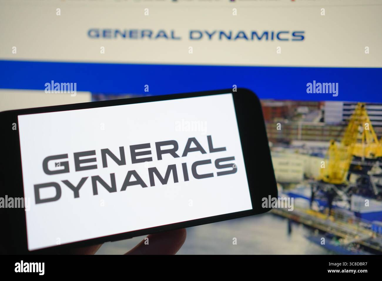 Roosendaal, pays-Bas - 03 août 2025 : un téléphone portable affichant le logo de la société General Dynamics, avec le site Web de la société dans le backgro Banque D'Images