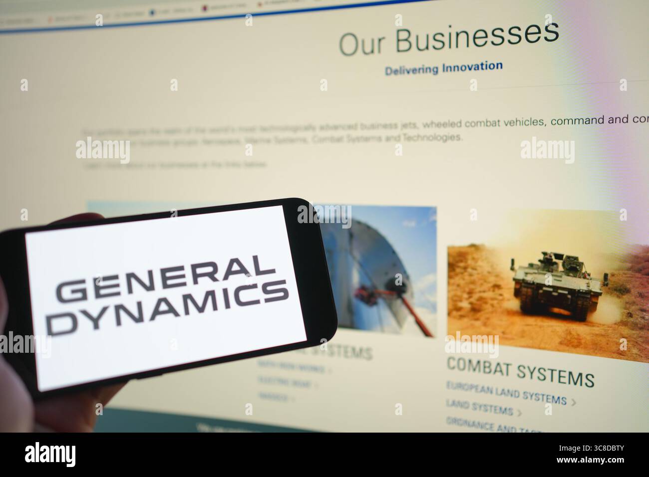 Roosendaal, pays-Bas - 03 août 2025 : un téléphone portable affichant le logo de la société General Dynamics, avec le site Web de la société dans le backgro Banque D'Images