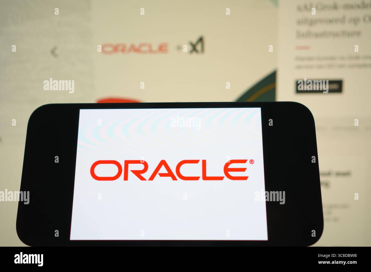 Roosendaal, pays-Bas - 03 août 2025 : un téléphone portable affichant le logo de la société Oracle, avec le site Web de la société en arrière-plan. Banque D'Images