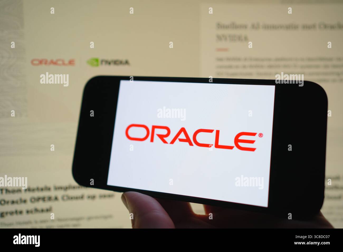 Roosendaal, pays-Bas - 03 août 2025 : un téléphone portable affichant le logo de la société Oracle, avec le site Web de la société en arrière-plan. Banque D'Images