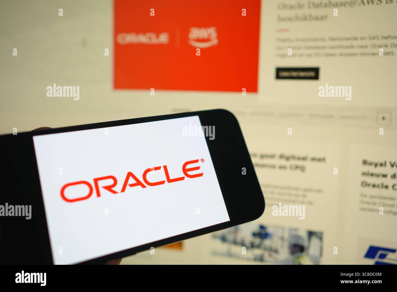 Roosendaal, pays-Bas - 03 août 2025 : un téléphone portable affichant le logo de la société Oracle, avec le site Web de la société en arrière-plan. Banque D'Images