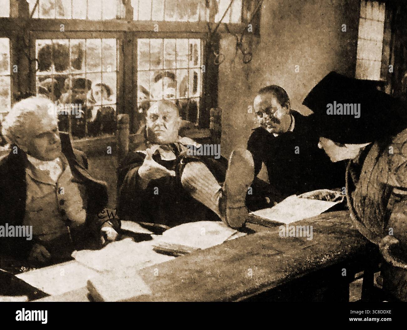 FILM - CINÉMA - HISTOIRE - scène du film allemand DER ZERBROKEN KRUG (The Broken JUG) avec Emil Jannings vers 1936. -------- FILM - KINO - GESCHICHTE - Szene aus dem deutschen film DER ZERBROKEN KRUG (CA. 1936) mit Emil Jannings in der Hauptrolle. - On dit que le film est un favori d'Adolph Hitler. Banque D'Images