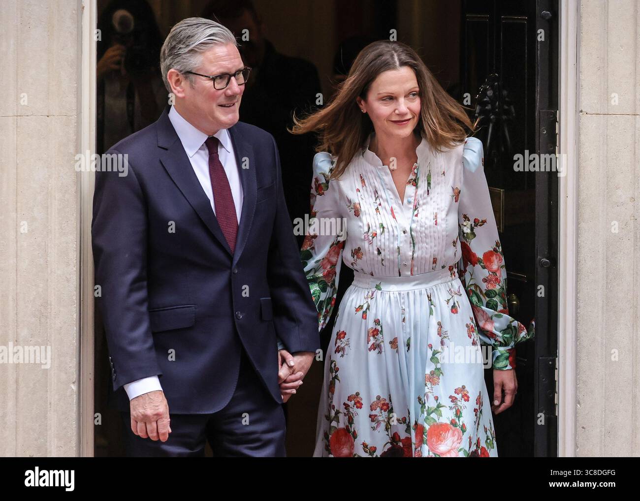 Sir Keir Starmer, premier ministre du Royaume-Uni, et son épouse Lady Victoria Starmer, sortie 10 Downing Street, Londres, Royaume-Uni Banque D'Images