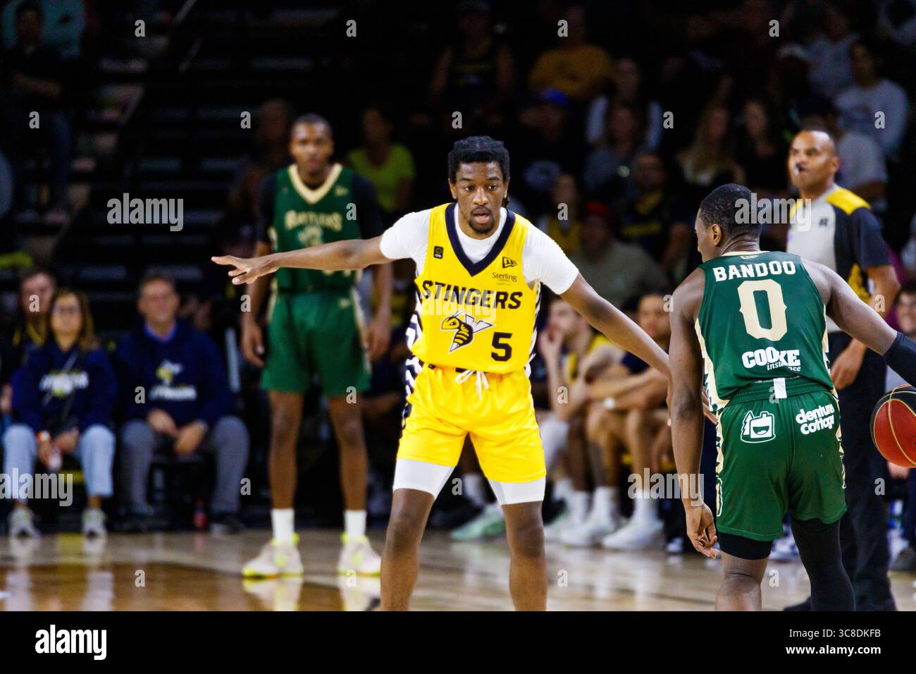 Edmonton, Canada. 03 août 2025. (0) Devante Bandoo des Rattlers de Sakatchewan monte sur le terrain alors que (5) Sean East II défend en saison régulière au CEBL Expo Centre d'Edmonton. (Photo de Ron Palmer/SOPA images/SIPA USA) crédit : SIPA USA/Alamy Live News Banque D'Images