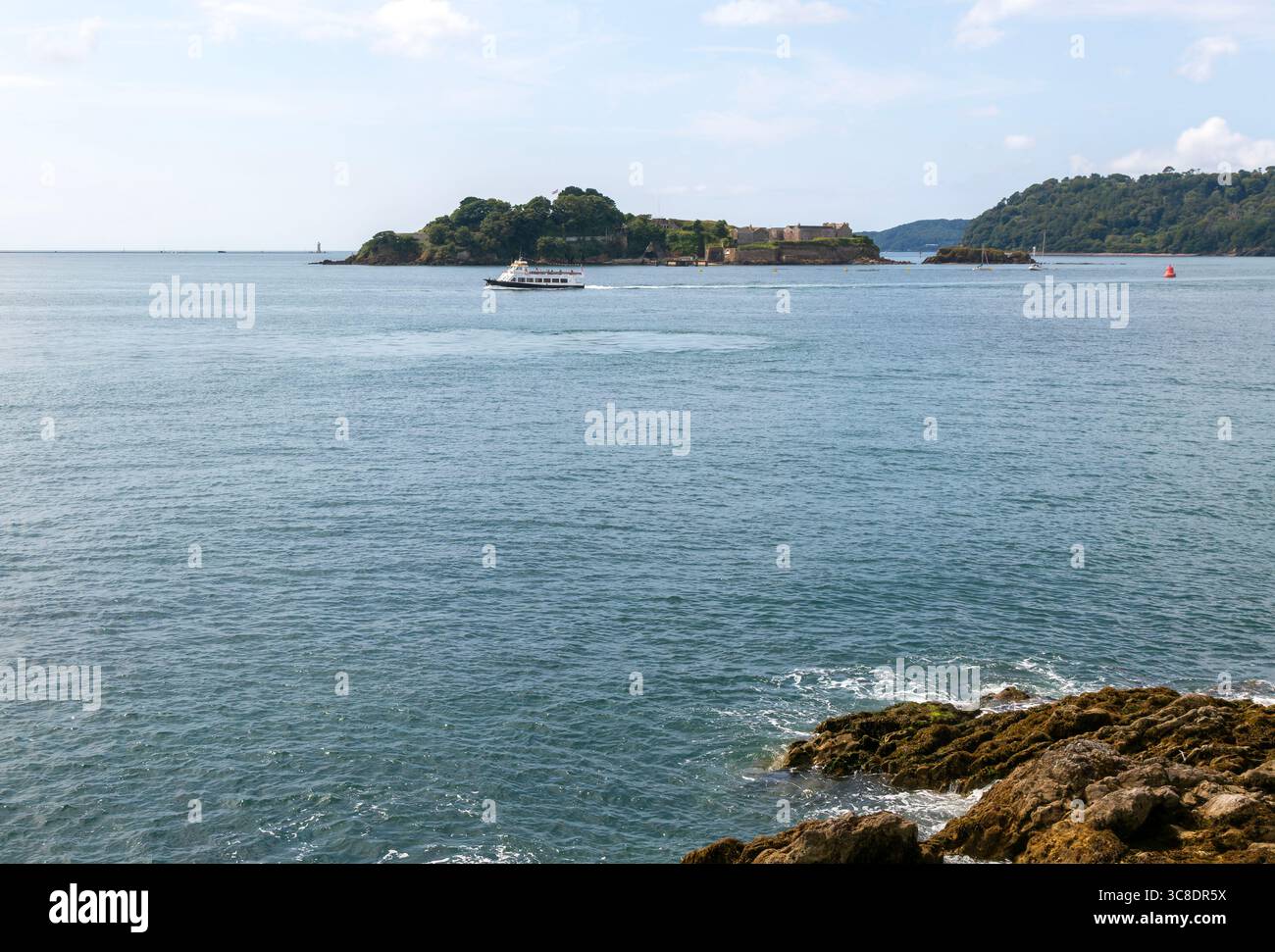 Bateau de ferry passant l'île de Drake vue de West Hoe, ville de Plymouth, Devon, Angleterre, Royaume-Uni Banque D'Images