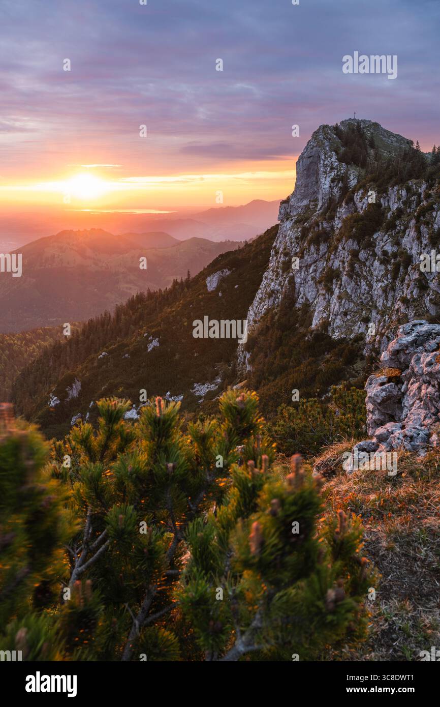 Lever de soleil coloré sur les contreforts alpins et la région de Chiemgau au Mont Breitenstein avec vue depuis le sommet du Bockstein, Bavière, Allemagne Banque D'Images