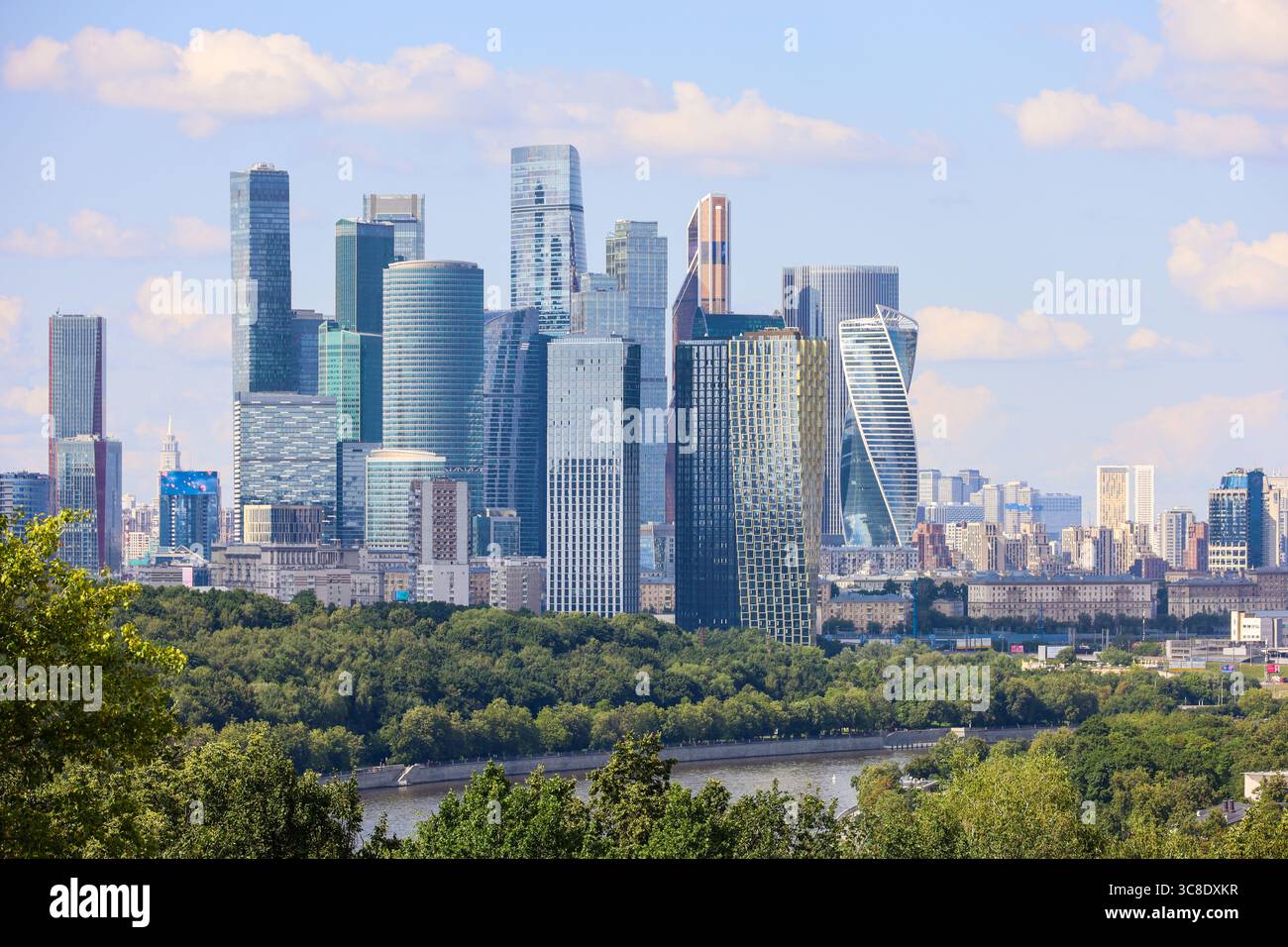Vue sur les gratte-ciel de la ville de Moscou en été. Paysage urbain futuriste, économie russe et immobilier Banque D'Images