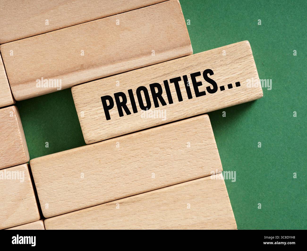 Blocs de bois avec le mot priorités, symbolisant les stratégies commerciales essentielles Banque D'Images