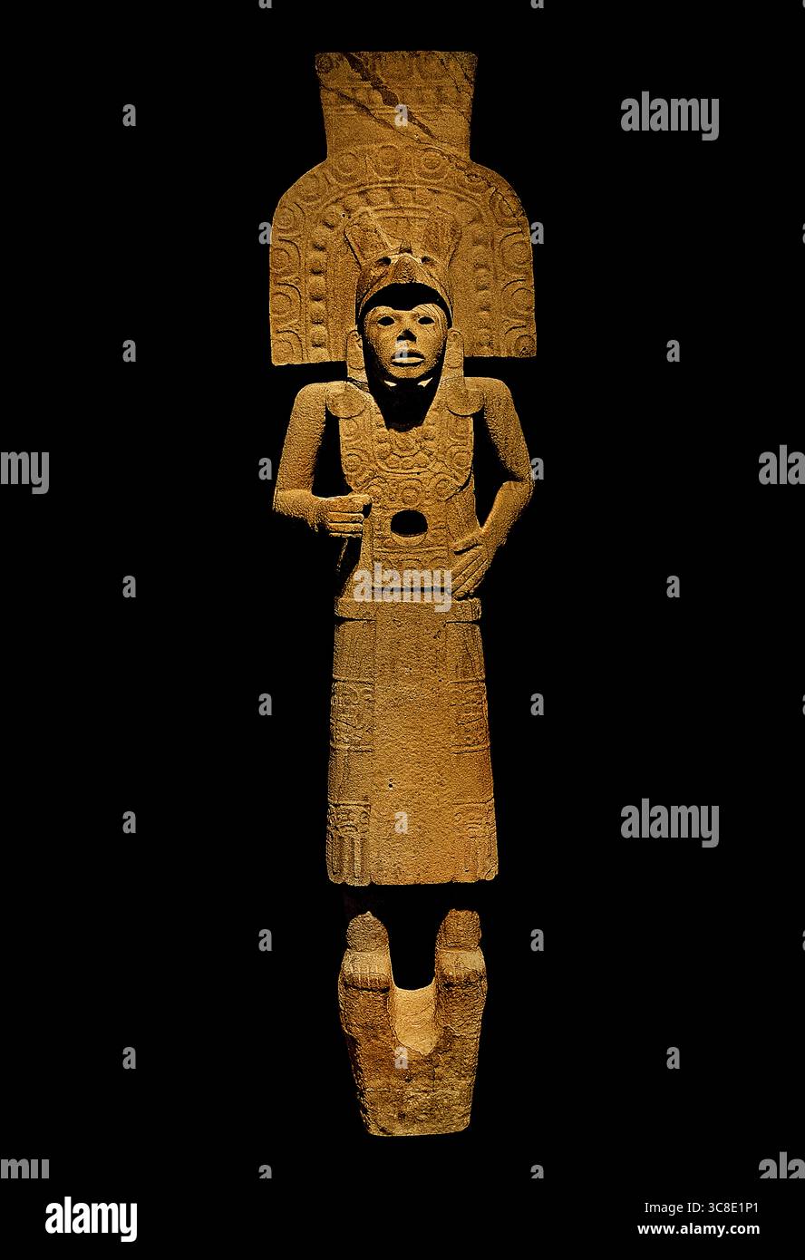 Statue Huastec Tampico Mexique Mexique Musée mexicain du 14 au 15ème siècle Louvre Paris. ( Statue Huastec d'un homme portant une coiffe décorée, un collier et une jupe.1300 jusqu'en 1500 ) Banque D'Images