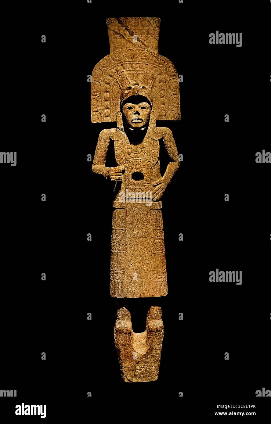 Statue Huastec Tampico Mexique Mexique Musée mexicain du 14 au 15ème siècle Louvre Paris. ( Statue Huastec d'un homme portant une coiffe décorée, un collier et une jupe.1300 jusqu'en 1500 ) Banque D'Images