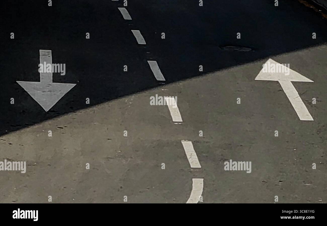 Urban Yin-Yang : Arrows and Shadow Play on the Street Banque D'Images