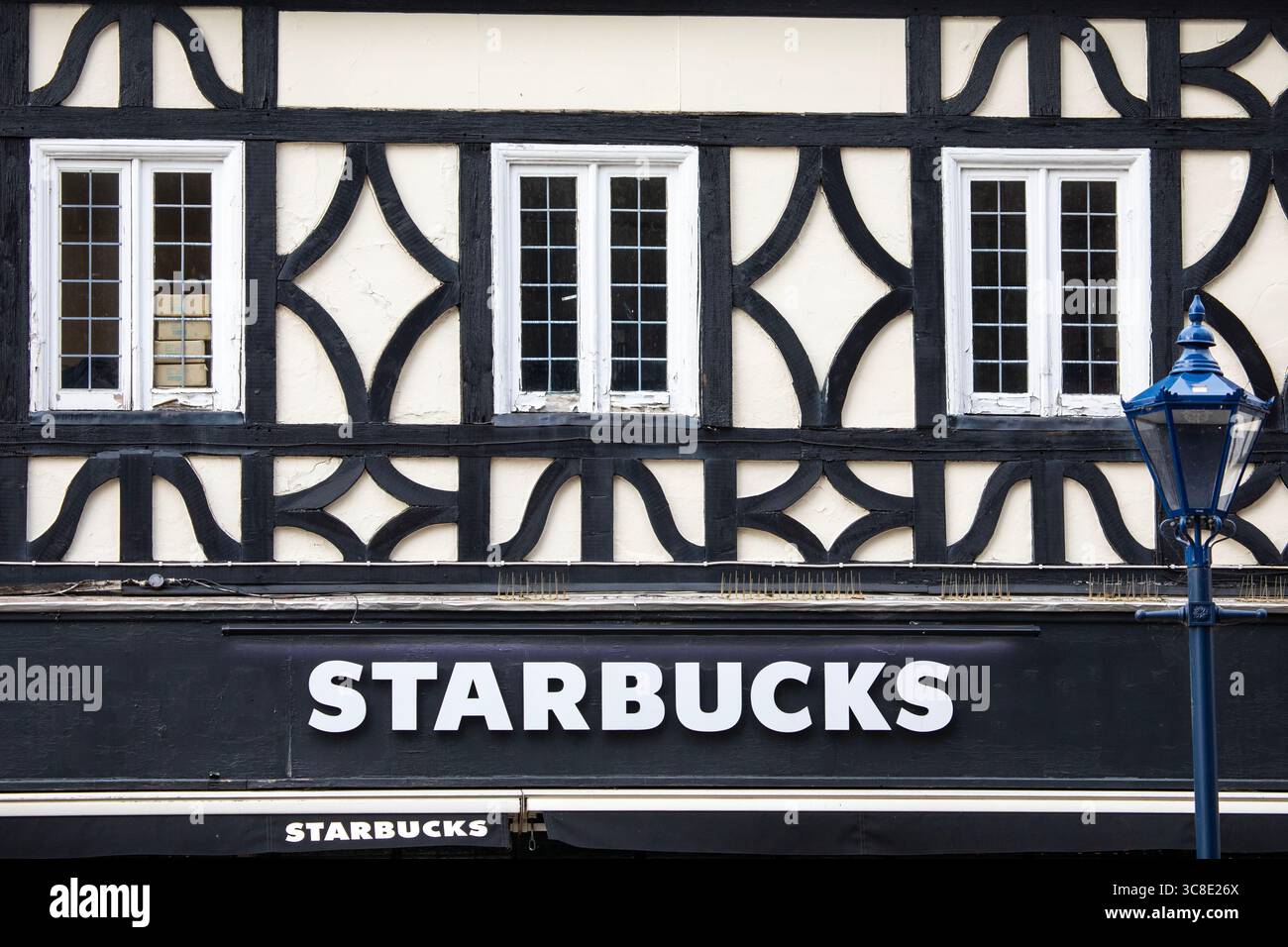 Hertfordshire, Royaume-Uni - 31 août 2024 : extérieur médiéval à ossature de bois d'un Starbucks dans la ville de Hitchin dans le Hertfordshire, Royaume-Uni. Banque D'Images