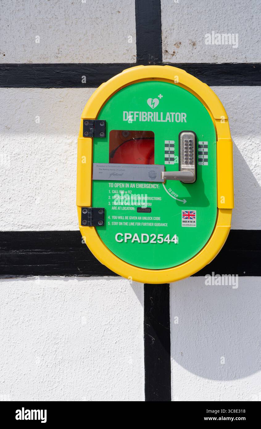 Défibrillateur à usage public. Partie de l'équipement de sauvetage à Fairhaven Lake à Lytham St Annes, Lancashire, Royaume-Uni Banque D'Images