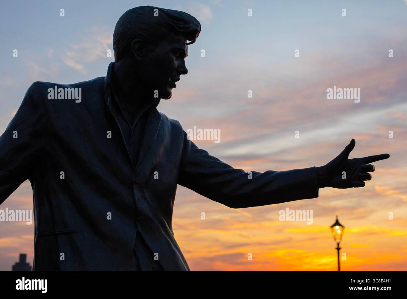 Liverpool, Royaume-Uni - 19 septembre 2024 : une statue de l'étoile primitive du Rock and Roll - Billy Fury, située sur le Royal Albert Dock dans la ville de Liverpool, Banque D'Images