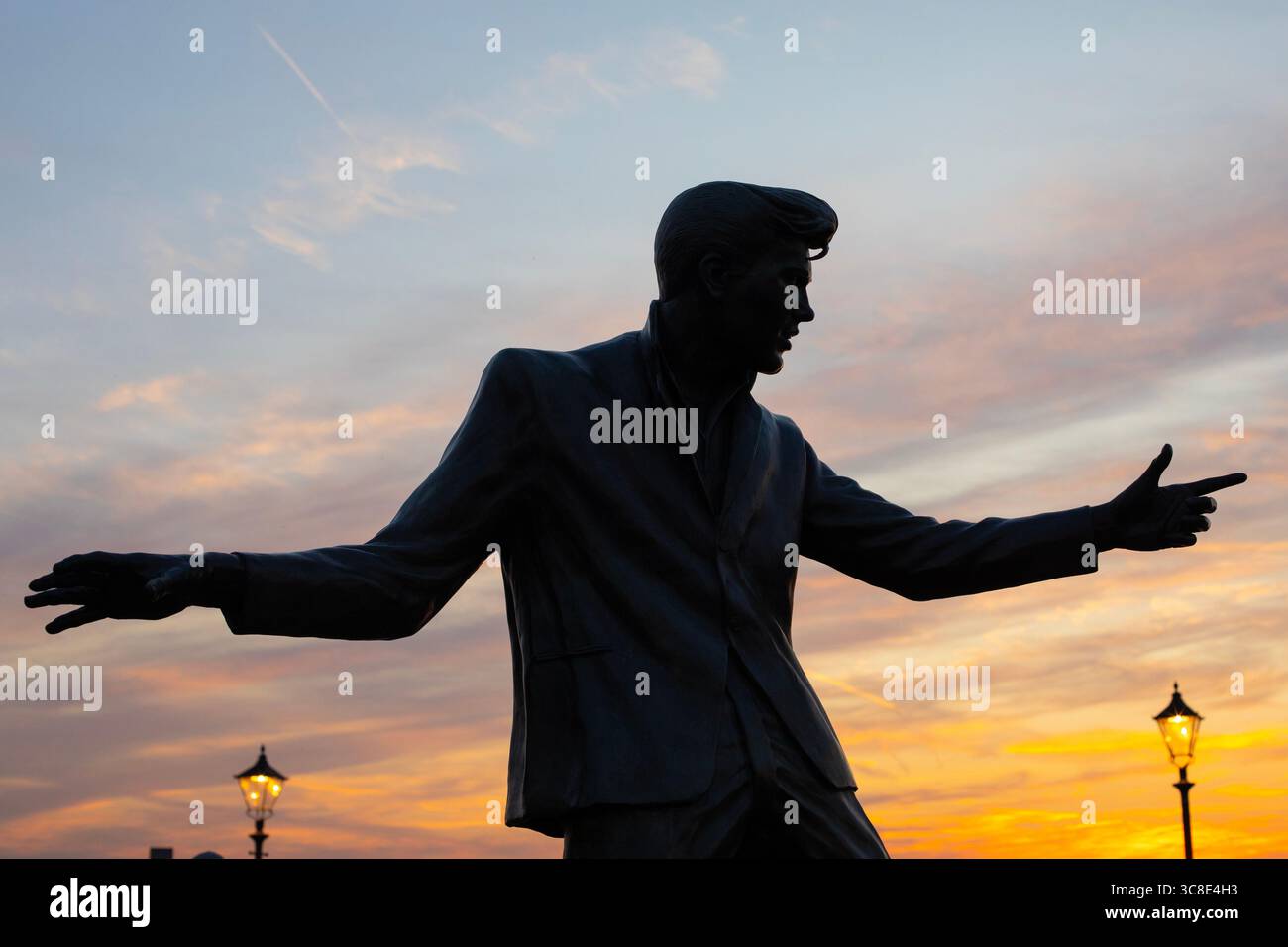 Liverpool, Royaume-Uni - 19 septembre 2024 : une statue de l'étoile primitive du Rock and Roll - Billy Fury, située sur le Royal Albert Dock dans la ville de Liverpool, Banque D'Images