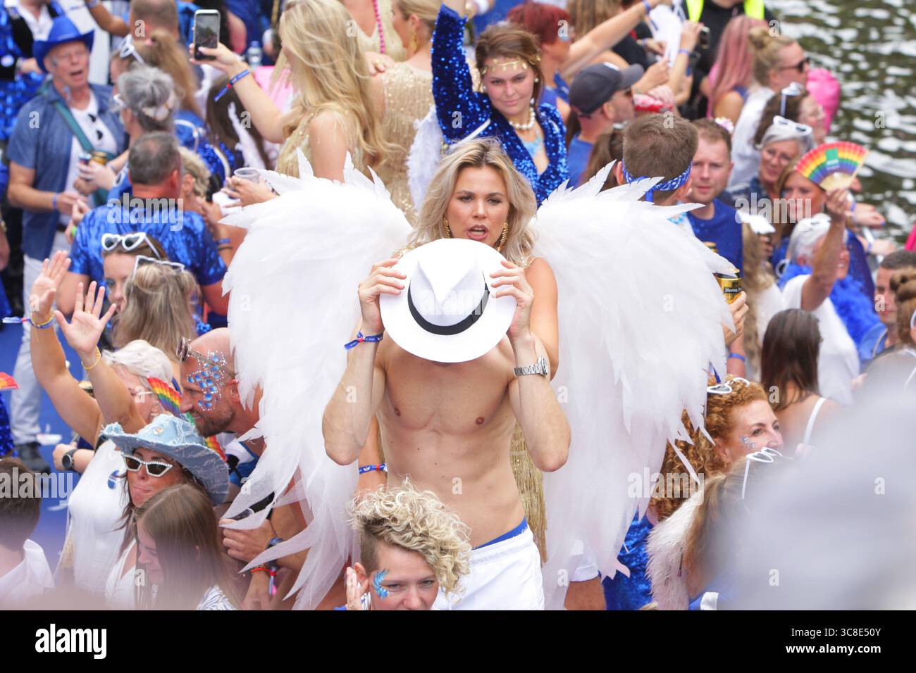 Fêtards on the Boat célèbre le canal Parade LGBTQIA+ sur le canal Prinsengracht avec le thème de cette année 'LOVE' lors de la Gay Pride Amsterdam sur Augu Banque D'Images
