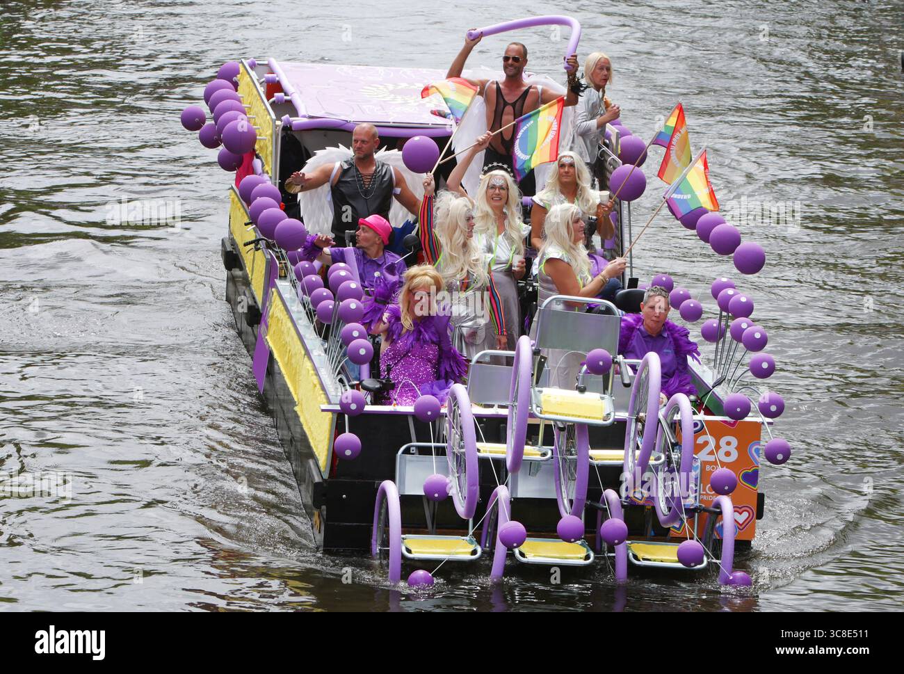 Fêtards on the Boat célèbre le canal Parade LGBTQIA+ sur le canal Prinsengracht avec le thème de cette année 'LOVE' lors de la Gay Pride Amsterdam sur Augu Banque D'Images