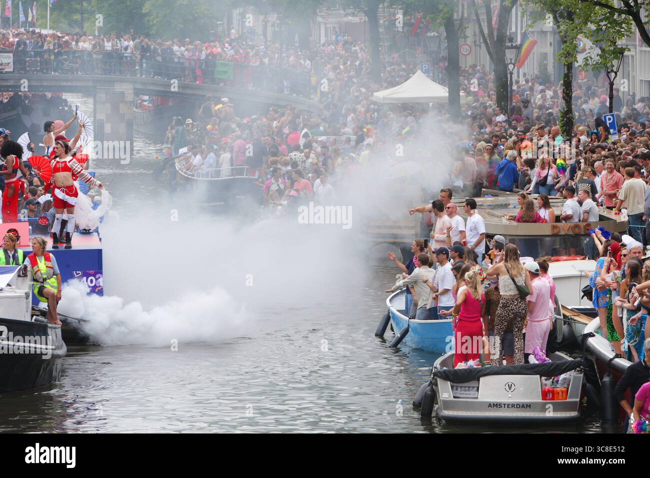Fêtards on the Boat célèbre le canal Parade LGBTQIA+ sur le canal Prinsengracht avec le thème de cette année 'LOVE' lors de la Gay Pride Amsterdam sur Augu Banque D'Images