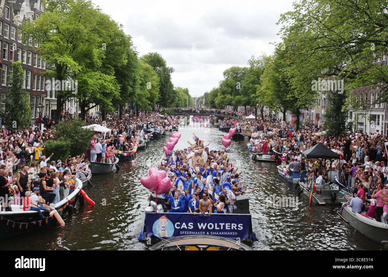 Fêtards on the Boat célèbre le canal Parade LGBTQIA+ sur le canal Prinsengracht avec le thème de cette année 'LOVE' lors de la Gay Pride Amsterdam sur Augu Banque D'Images
