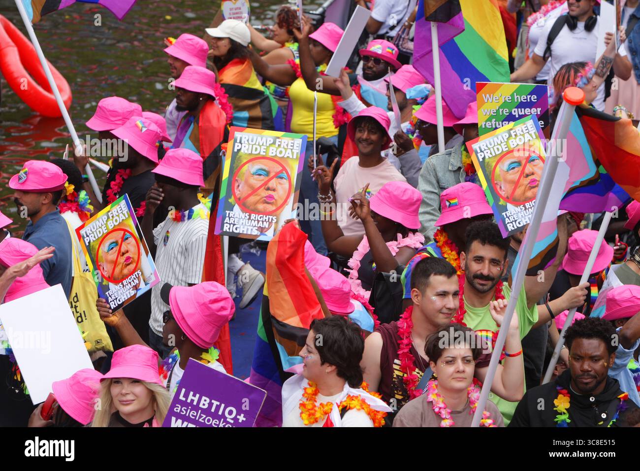 Fêtards on the Boat célèbre le canal Parade LGBTQIA+ sur le canal Prinsengracht avec le thème de cette année 'LOVE' lors de la Gay Pride Amsterdam sur Augu Banque D'Images