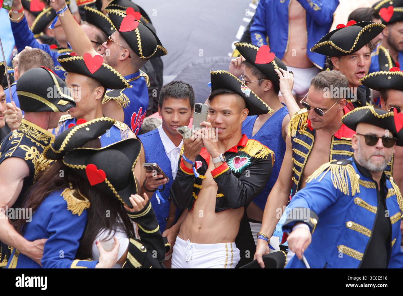Fêtards on the Boat célèbre le canal Parade LGBTQIA+ sur le canal Prinsengracht avec le thème de cette année 'LOVE' lors de la Gay Pride Amsterdam sur Augu Banque D'Images